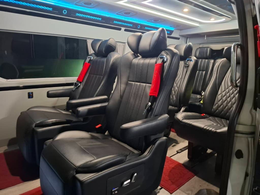 เบาะ Captain Seat หนังดำภายในรถตู้ VIP